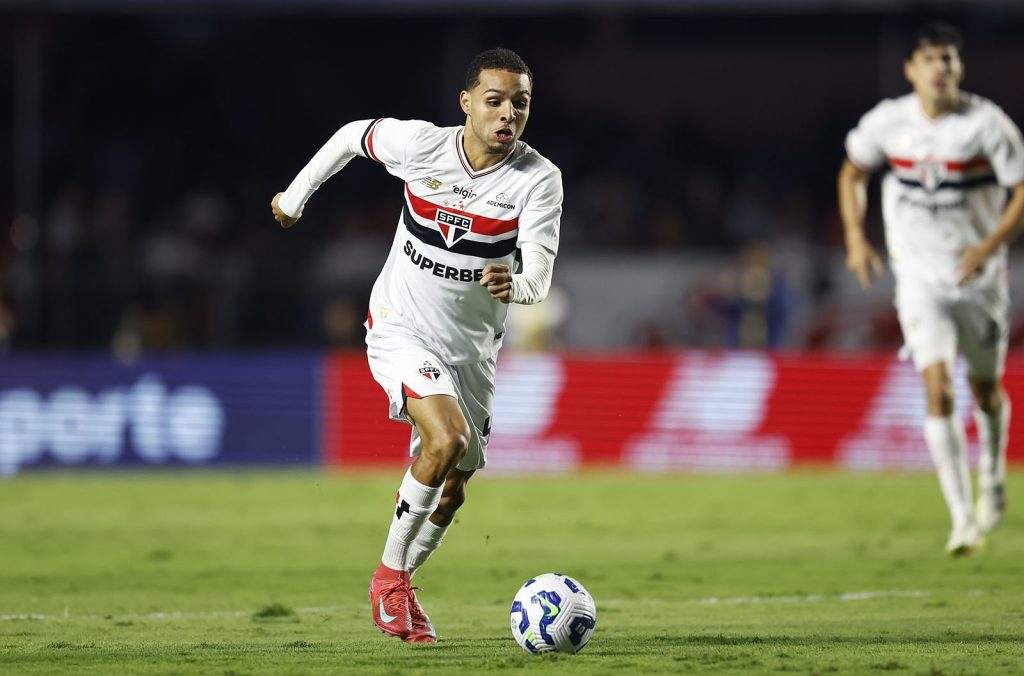 Alves ganha espaço no SPFC (Foto: Rubens Chiri/SPFC)