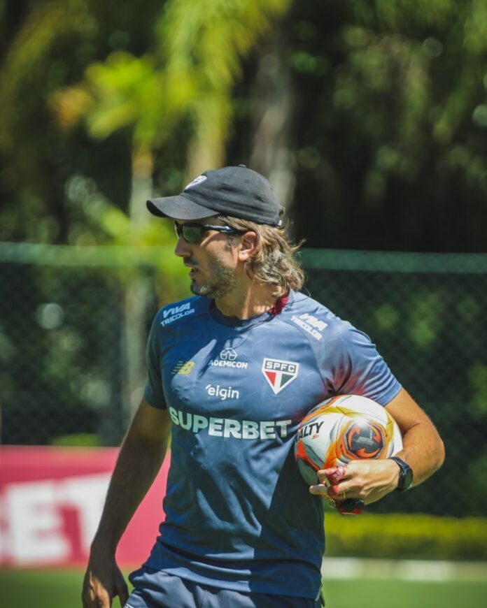Zubeldia segue no comando do São Paulo. (Foto: X do SPFC)